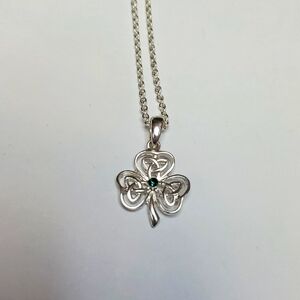Saint Patricks day lucky clover necklace ~ 16 inches made by Avon 2010